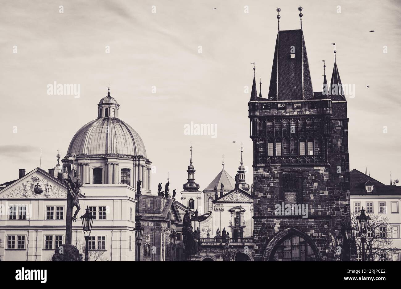 Kirche St. Franziskus und der Altstädter Brückenturm, Prag, Tschechische Republik Sepia Stockfoto