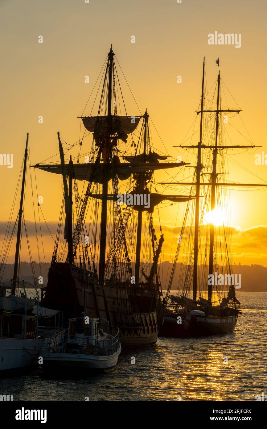 San Salvador historisches Segelschiff im Meeresmuseum von San Diego bei Sonnenuntergang, Kalifornien Stockfoto