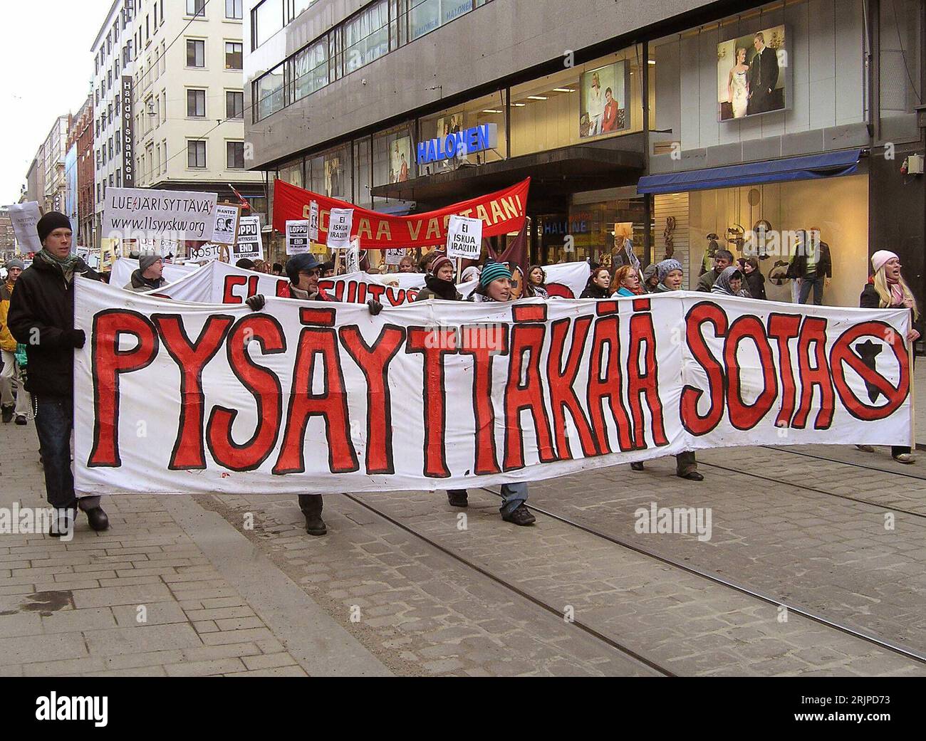 Bildnummer: 51156063 Datum: 18.03.2006 Copyright: imago/Xinhua Demonstranten tragen ein transparent auf einer Anti-Irakkriegs-Demonstration in Helsinki - PUBLICATIONxNOTxINxCHN, Personen , Objekte; 2006, Helsinki, Demo, Demonstrant, Demonstranten, Protest, Proteste, Friedensdemonstration, Friedensdemonstrationen, Friedensdemo, Friedensdemos, Protest, Proteste, Politik, Irak, Irakkrieg, Gesellschaft, Kriegsgegner, Schriftzug, Banner, Transparent, Transparent; , quer, Kbdig, Totale, Finnland, , Gesellschaft Stockfoto