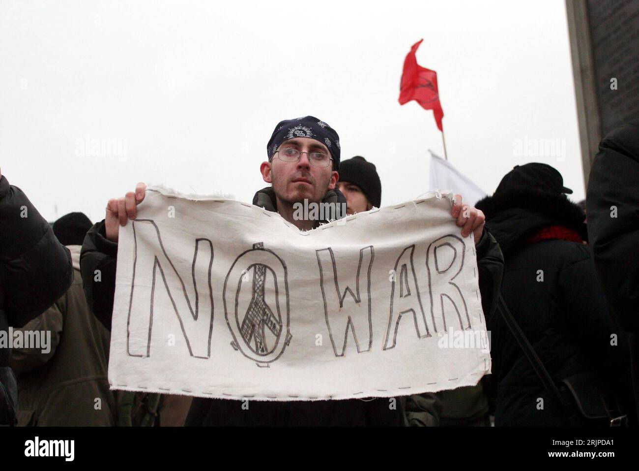 Bildnummer: 51157404 Datum: 19.03.2006 Copyright: imago/Xinhua Demonstrant hält ein Banner mit dem Schriftzug - No war - während einer Anti-Irakkriegs-Demonstration in Warschau PUBLICATIONxNOTxINxCHN, Personen; 2006, Warschau, Demo, Protest, Proteste, Irak-Krieg, Irakkrieg, Antikriegsdemo, Antikriegsdemos, Antikriegsdemonstration, Antikriegsdemonstrationen, Friedensdemo, Friedensdemos, Friedensdemonstration, Friedensdemonstrationen, Transparent, Transparente, Plakat, Plakate, Schriftzug, Kriegsgegner, Gegner, Demonstrant, Demonstranten, Teilnehmer, Mann, Männer, Friedensaktivist, Frieden Stockfoto