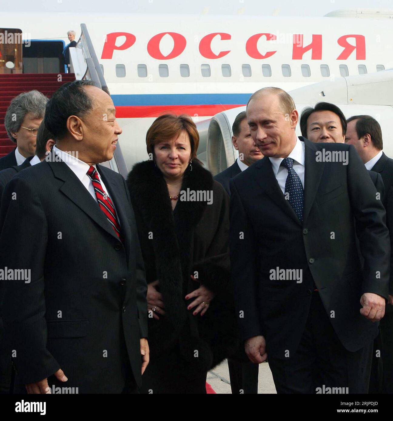 Bildnummer: 51159681 Datum: 21.03.2006 Copyright: imago/Xinhua Li Zhaoxing (li., CHN/Außenminister China) begrüßt Wladimir Putin (re., RUS/Staatspräsident Russland) und dessen Frau Ludmila bei Ankunft in Peking - PUBLICATIONxNOTxINxCHN, Personen , optimistisch; 2006, Peking, Peking, Politiker, Besuch, Besuche, Staatsbesuch, Staatsbesuche, Wladimir, Präsident, Ludmilla, Lyudmila Putina, Ehefrau, Ehemann, Ehepaar, Paar, Paare, Schriftzug; , hoch, Kbdig, Gruppenbild, Close, Internationale Politik, Politik, China, Randbild, Menschen Stockfoto