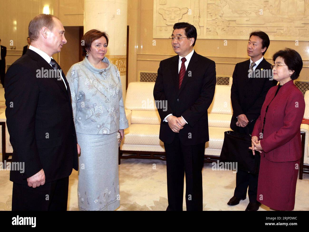 Bildnummer: 51160757 Datum: 21.03.2006 Copyright: imago/Xinhua V.l.n.R. vorn: Staatspräsident Vladimir Putin (RUS), seine Ehefrau Ludmila Putin (RUS), Staatspräsident Hu Jintao (CHN) und seine Ehefrau Liu Yongqing (CHN) spricht während der Begrüßungszeremonie anlässlich des besurussischen StaatsNOches in Peking - PUBLINxPersonen, 2006, PICTINxPersonen; Politiker, Wladimir, Frau, Paar, Paare; , quer, Kbdig, Gruppenbild, , Internationale Politik, Politik, China, Randbild, People/Putina, Ludmilla, Ljudmila, Lyudmila, Eröffnung, Russland-Jahr, russisch, Staatsbesuch, Presse Stockfoto