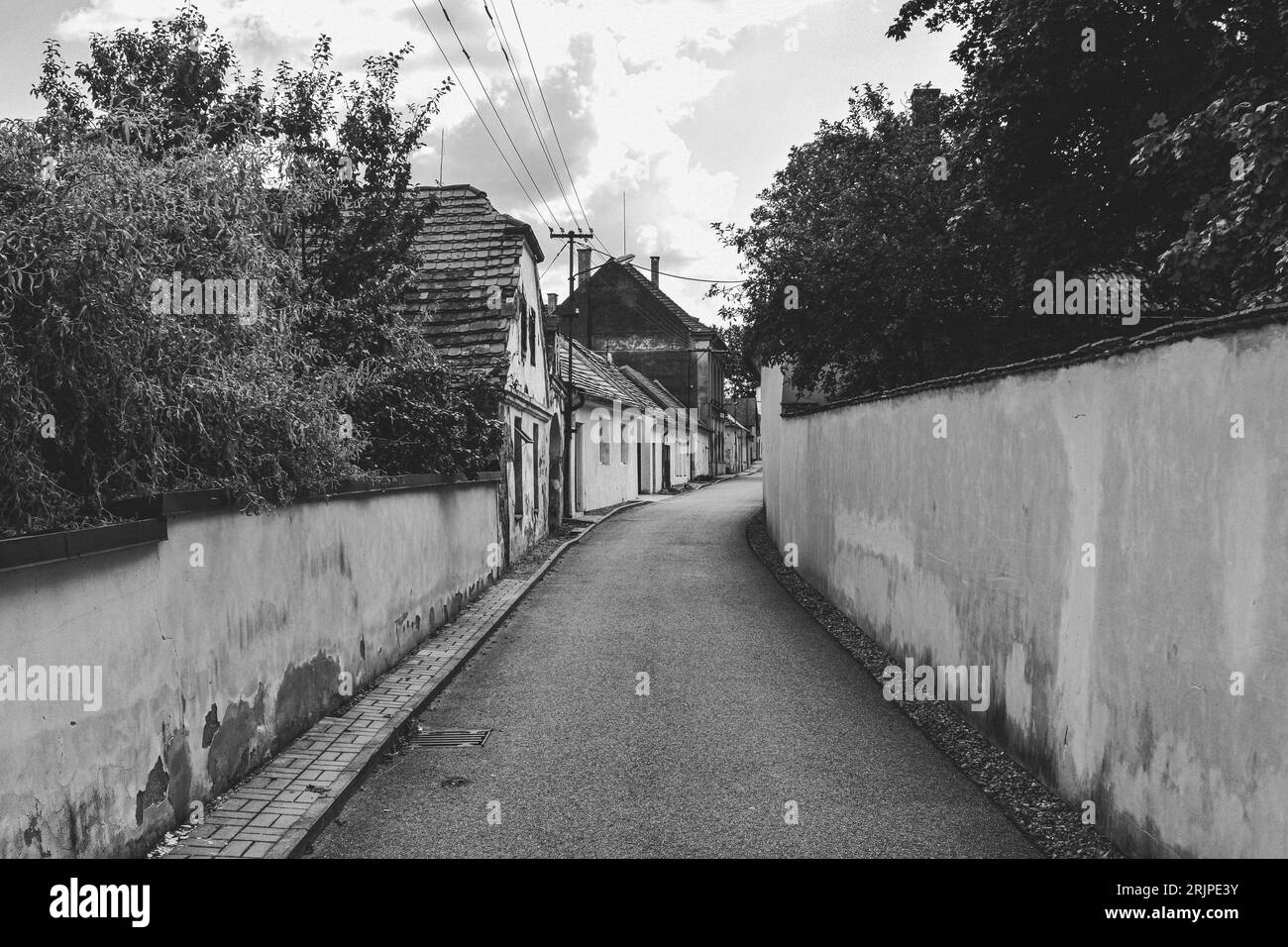 Schmale Straße in einem kleinen Dorf, schwarz und weiß Stockfoto