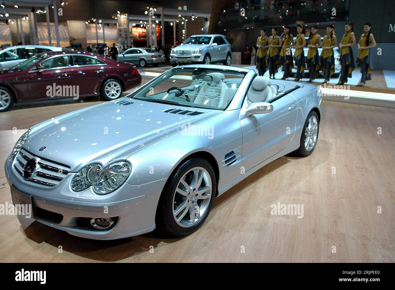 Bildnummer: 51166687 Datum: 24.03.2006 Copyright: imago/Xinhua Mercedes Benz SL 500 wird anlässlich der Bangkok Auto Fair 2006 in Bangkok vorgestellt - PUBLICATIONxNOTxINxCHN, Objekte; 2006, Bangkok, Messen, Automesse, Automessen, Automobilindustrie, Präsentation, Präsentationen, Auto, Autos, Fahrzeug, Fahrzeuge, Neuheit, Neuheiten, PKW, PKWs, Silber; , quer, Kbdig, Einzelbild, Freisteller, Industrie, Wirtschaft, Thailand, , Stockfoto