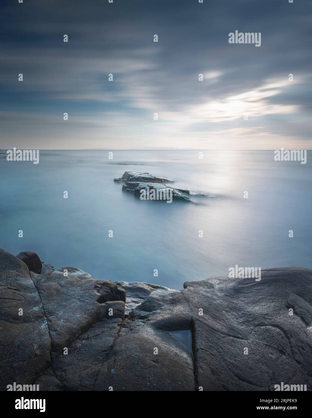 Felsen im Meer. Langzeitbelichtungsfoto. Cala Violina, Toskana, Italien. Stockfoto