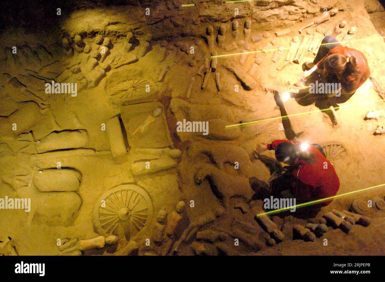 Bildnummer: 51169783 Datum: 21.03.2006 Copyright: imago/Xinhua Mitarbeiter bei Ausgrabungsarbeiten im Hanyang Mausoleum - Begräbnisstätte von Herrscher Liu Qi der Han Dynastie (206 v.Chr. bis 24 n.Chr.) PUBLICATIONxNOTxINxCHN, Personen , Restlichtaufnahme , Objekte; 2006, Hanyang, Shaanxi, Xian, Xi an, Mausoleum, Mausoleen, Museum, Museen, Begräbnisstätte, Begräbnisstätten, Grab, Gräber, Ausgrabung, Ausgrabungen, Begräbnisstätte, Mitarbeiter, Fonds, Funde, Ausgrabungsfunde, Ausgrabungsfonds, Fundstück, Fundstücke, Draufsicht; , quer, Kbdig, Gruppenbild, Vogelperspektive, Perspektive, China, , Stockfoto