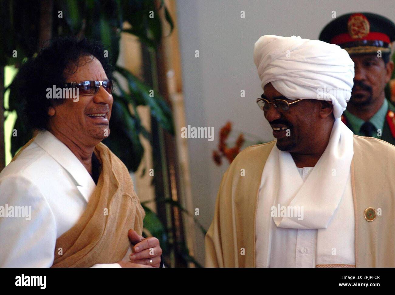 Muammar al-Gaddafi li., LBA/Staatschef Libyen und Umar al-Bashir SUD/Staatspräsident Sudan anlässlich der Eröffnung des 18. Arabische Gipfeltreffens in Khartum PUBLICATIONxNOTxINxCHN Stockfoto