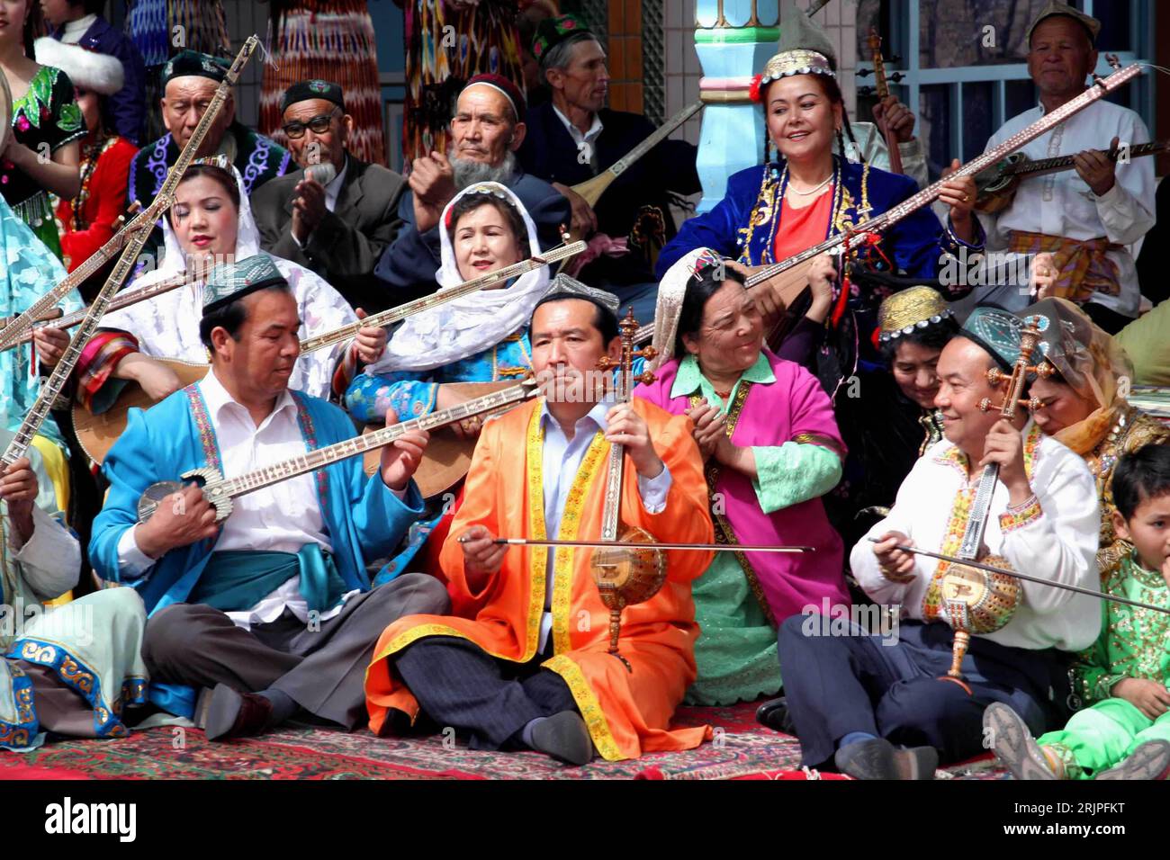 Bildnummer: 51175006 Datum: 29.03.2006 Copyright: imago/Xinhua Volkstümliche Musiker präsentieren einheimische Klänge anlässlich der Aufführung - Mashraf - in Trupan - Xinjiang Uygur - PUBLICATIONxNOTxINxCHN, Personen; 2006, Trupan, Tradition, traditionelle, traditionell, Folk, Musiker, Musikerin, Konzerte, Land, Leute, Mann, Männer, Frau, musizieren, Einheimische, Einheimische; , quer, Kbdig, Gruppenbild, Musik, Kunst, China, , Stockfoto