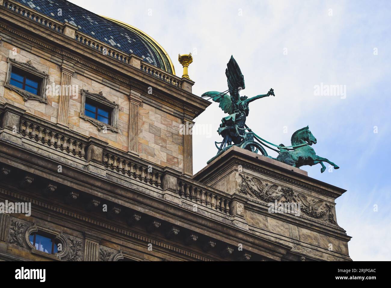 Die Triga-Skulptur wurde auf der Dachecke des Nationaltheaters in Prag installiert Stockfoto