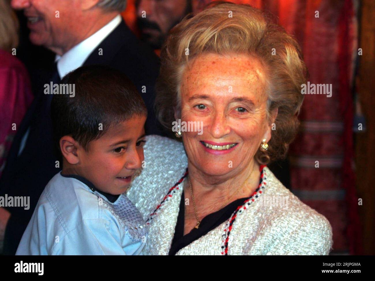 Bildnummer: 51186572 Datum: 08.04.2006 Copyright: imago/Xinhua Bernadette Chirac (FRA) hält einem afghanischen Jungen auf dem Arm anlässlich der Eröffnung eines französischen Instituts für Kindermedizin in Kabul PUBLICATIONxNOTxINxCHN, Personen, optimistisch; 2006, Kabul, Kind, Kinder, Junge, Doppelporträt, lächeln; , quer, Kbdig, Gruppenbild, Close, Afghanistan, Randbild, Leute Stockfoto