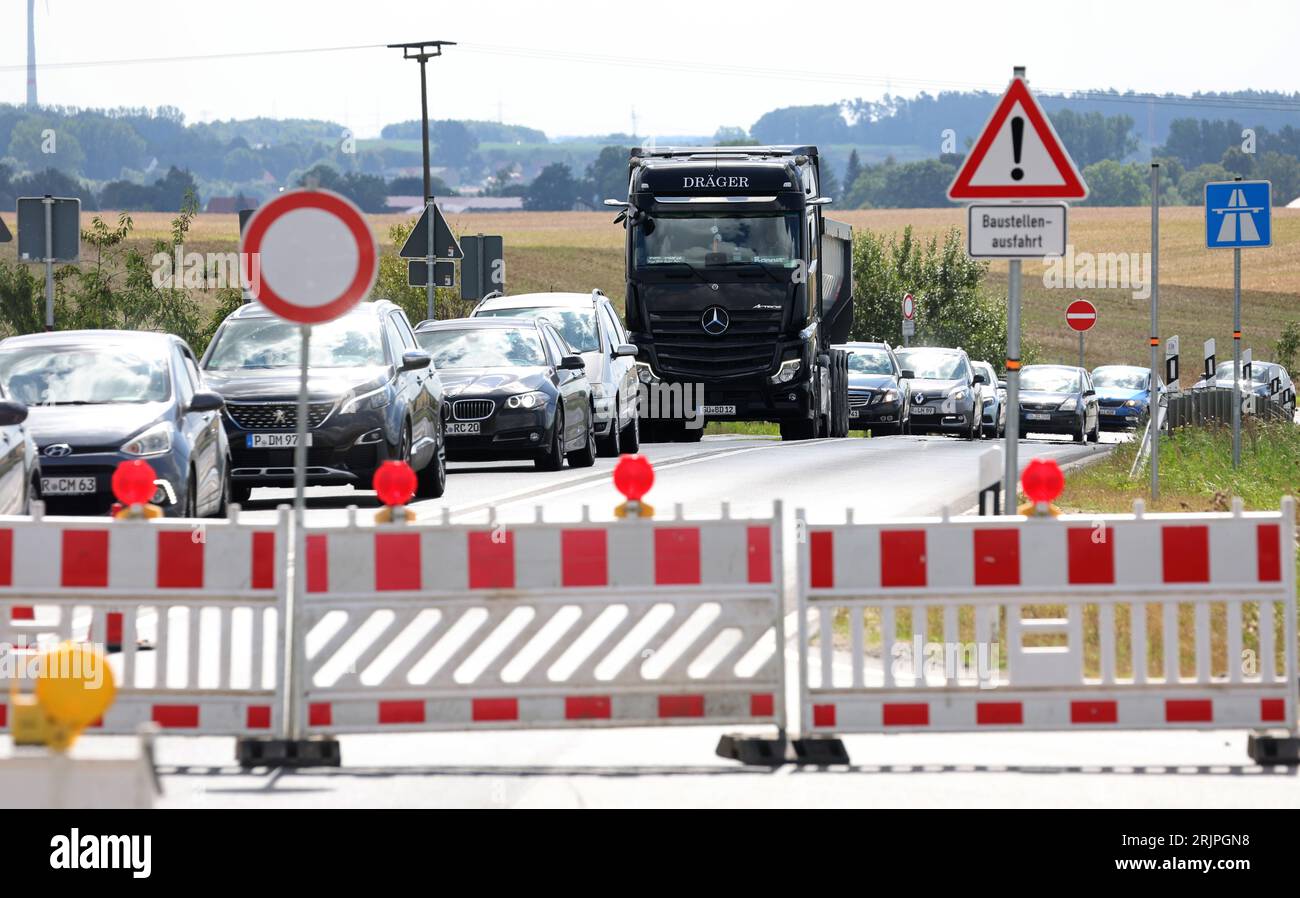 Laage, Deutschland. August 2023. Die Zufahrtsstraße auf die Autobahn A19 in Richtung Rostock ist gesperrt. Im Hintergrund fahren die Fahrzeuge von der gesperrten Autobahn hinunter auf die Umgehungsstraße. Die vollständige Sperrung beider Seiten der Autobahn Rostock – Berlin ist für die Installation einer temporären Brücke an der Ausfahrt Kavelstorf notwendig. Nach Angaben der Autobahn GmbH weist die bestehende Brücke aus dem Jahr 1973 erhebliche Schäden auf. Es wird einige Zeit dauern, bis die eigentliche Ersatzstruktur bereit ist. Quelle: Bernd Wüstneck/dpa/ZB/dpa/Alamy Live News Stockfoto