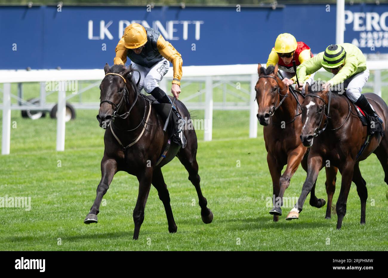 Indian Run und Jockey Daniel Tudhope gewinnen den Opener am King George VI. Und Queen Elizabeth QIPCO Stakes Day für Trainer Eve Johnson Houghton, Ascot. Stockfoto