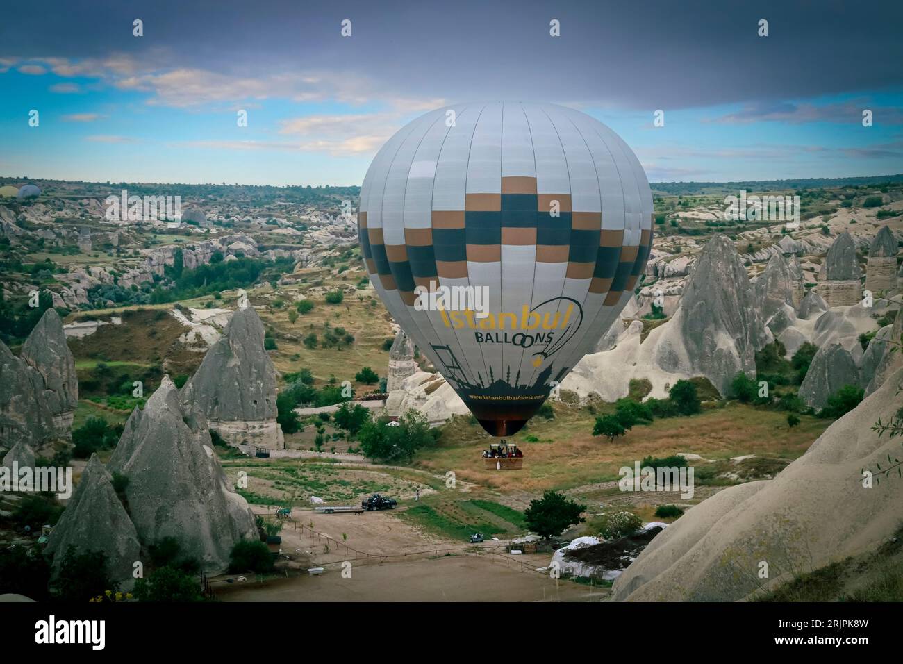 GOREME TÜRKEI - 29. Juni 2022: Heißluftballons fliegen über die Stadt goreme. Stockfoto