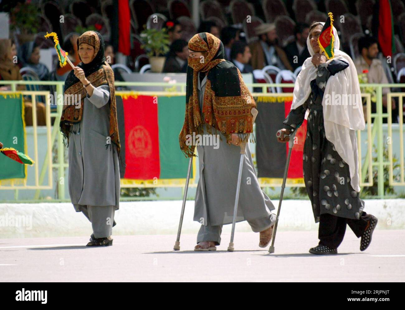 Bildnummer: 51215462 Datum: 28.04.2006 Copyright: imago/Xinhua im Krieg verletzte Frauen auf Krücken anlässlich einer Militärparade in Kabul PUBLICATIONxNOTxINxCHN, Personen; 2006, Kabul, Mujahideen, Jahrestage, Militärparade, Parade, Paraden, Militärparaden, Land, Leute, Frau, Frauen, Einheimische, Einheimischer, Afghane, Afghane, Afghanin, traditionell, traditionelle, Kleidung, Tracht, Veteran, Veteranen, Kriegsveteranen, Veteranen, Kriegsveteranen, Opfer, Kriegsopfer, behindert, Behinderung, Krücken, Gehhilfe, Gehhilfen, verletzt; , quer, Kbdig, Gruppenbild, Afghanistan, , Stockfoto