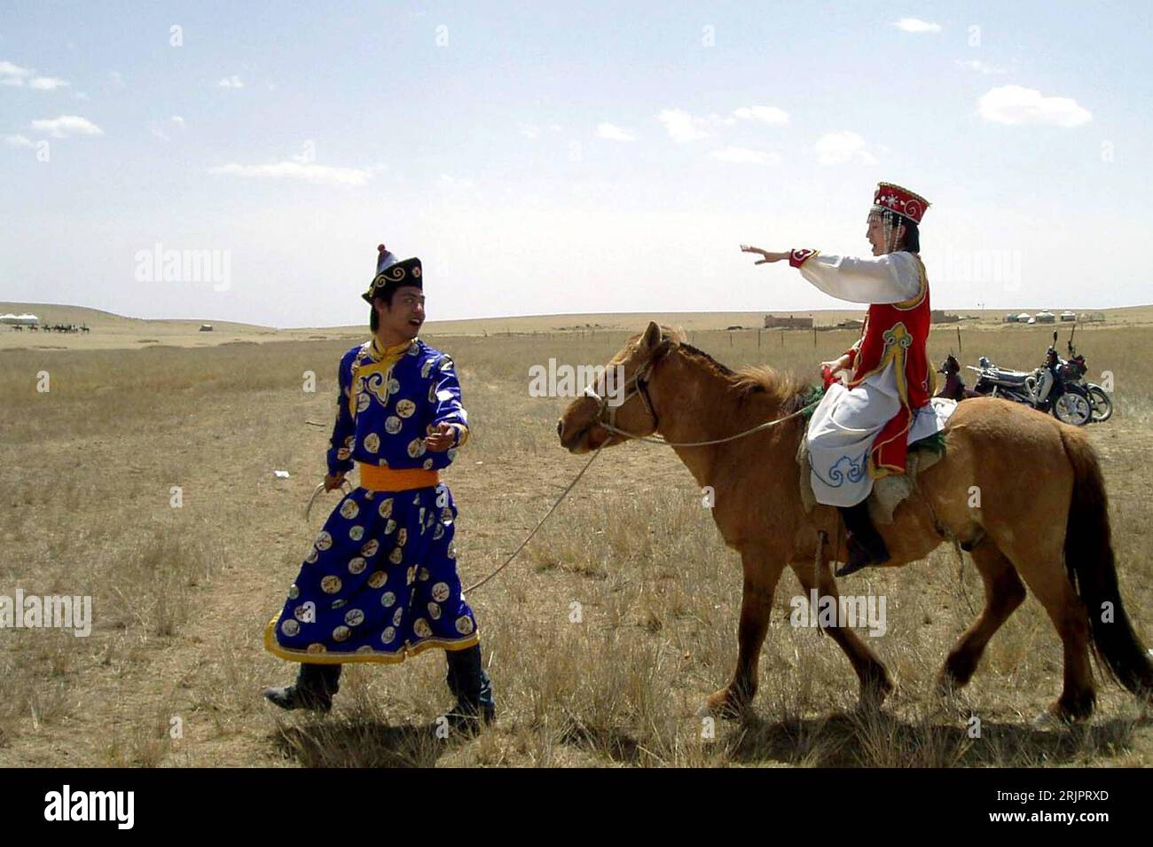 Bildnummer: 51230724 Datum: 06.05.2006 Copyright: imago/Xinhua Touristen in mongolischer Bekleidung mit einem Pferd in der Steppe bei Hohhot - PUBLICATIONxNOTxINxCHN, Personen , Tiere, optimistisch; 2006, Hohhot, Tourist, mongolisch, mongolisch, Pferde, Tourist, Mann, Männer, Land, Leute , Chinesisch, Chinesen, Chinesisch, chinesisch, Verkleidung, kostümiert, kostümierter, kostümiert, verkleidet, verkleideter, verkleidete; , quer, Kbdig, Gruppenbild, Seitenansicht, Perspektive, China, Säugetiere Stockfoto