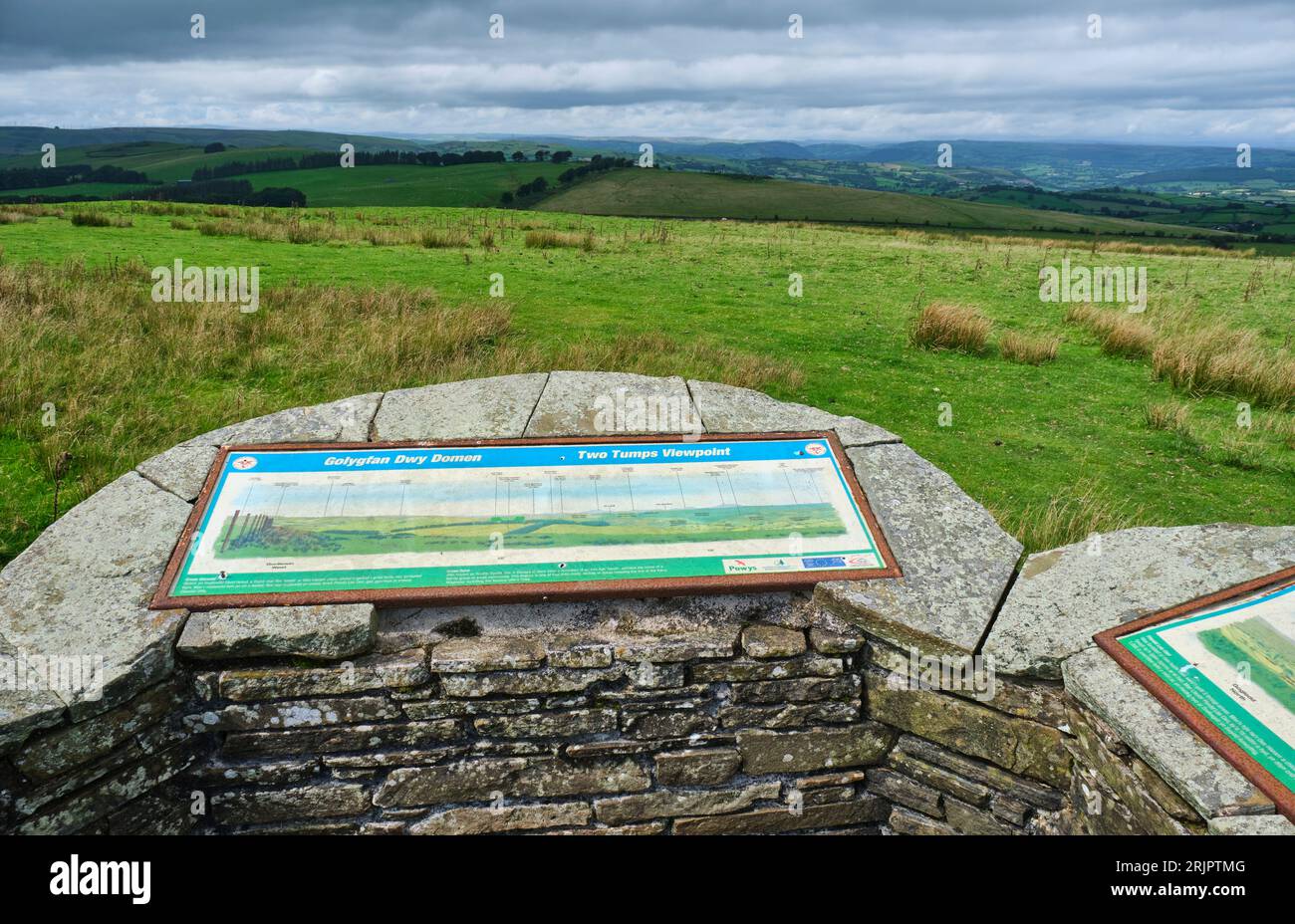 Informationstafeln am Aussichtspunkt Two Tumps auf dem Kerry Ridgeway, zwischen dem Parkplatz Cider House und dem Parkplatz Block Wood, Powys, Wales Stockfoto