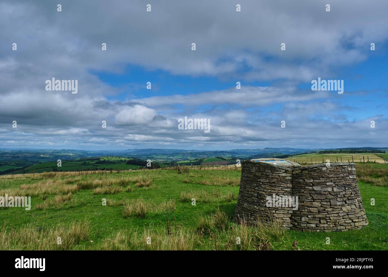 Informationstafeln am Aussichtspunkt Two Tumps auf dem Kerry Ridgeway mit Blick auf das Severn Valley, zwischen Cider House und Block Wood Parkplätzen Stockfoto