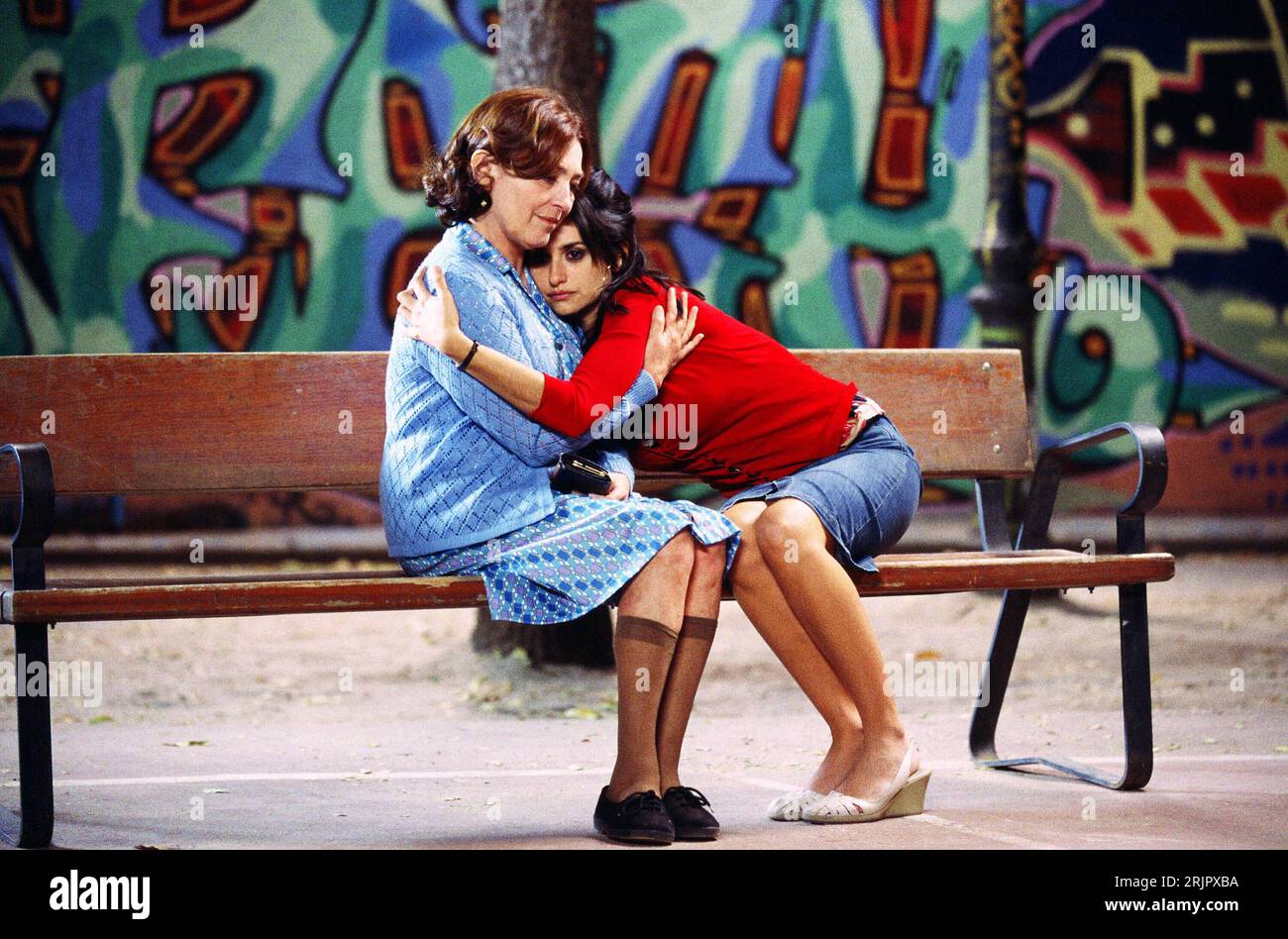 Bildnummer: 51248377 Datum: 19.05.2006 Copyright: imago/Xinhua Szene aus dem Film - Volver - (El Deseo D.A.) mit den Schauspielerinnen Penelope Cruz (re.) Und Carmen Maura (beide ESP) anlässlich der 59. Internationale Filmfestspiele 2006 in Cannes - ACHTUNG: NUTZUNG NUR BEI FILMTITELNENNUNG! - PUBLICATIONxNOTxINxCHN, Personen; 2006, Cannes, 59. Internationale Filmfestspiele, Internationales Filmfestival, Filmfest, Festivals, Szene, Szenen, Filmszene, Filmszenen, Schauspielerin, umarmen; , quer, Kbdig, Gruppenbild, Film, Kunst, Frankreich, Aktion, People / Harmonie Stockfoto