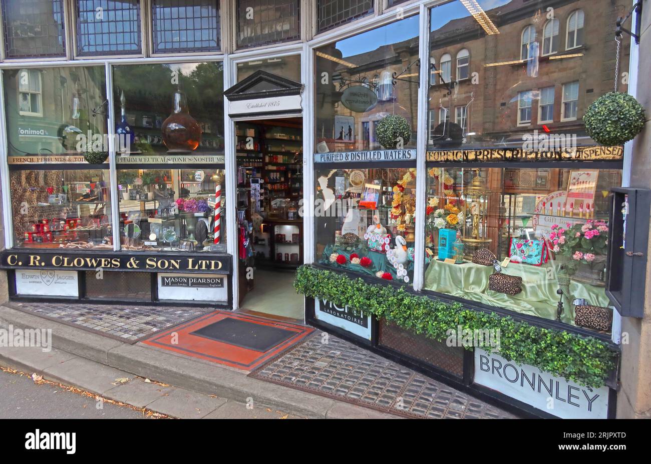 C R Clowes & Son Ltd, viktorianische Apotheke Exterieur, 4 Cavendish Circus, Buxton, High Peak, Derbyshire, ENGLAND, UK, SK17 6NG Stockfoto