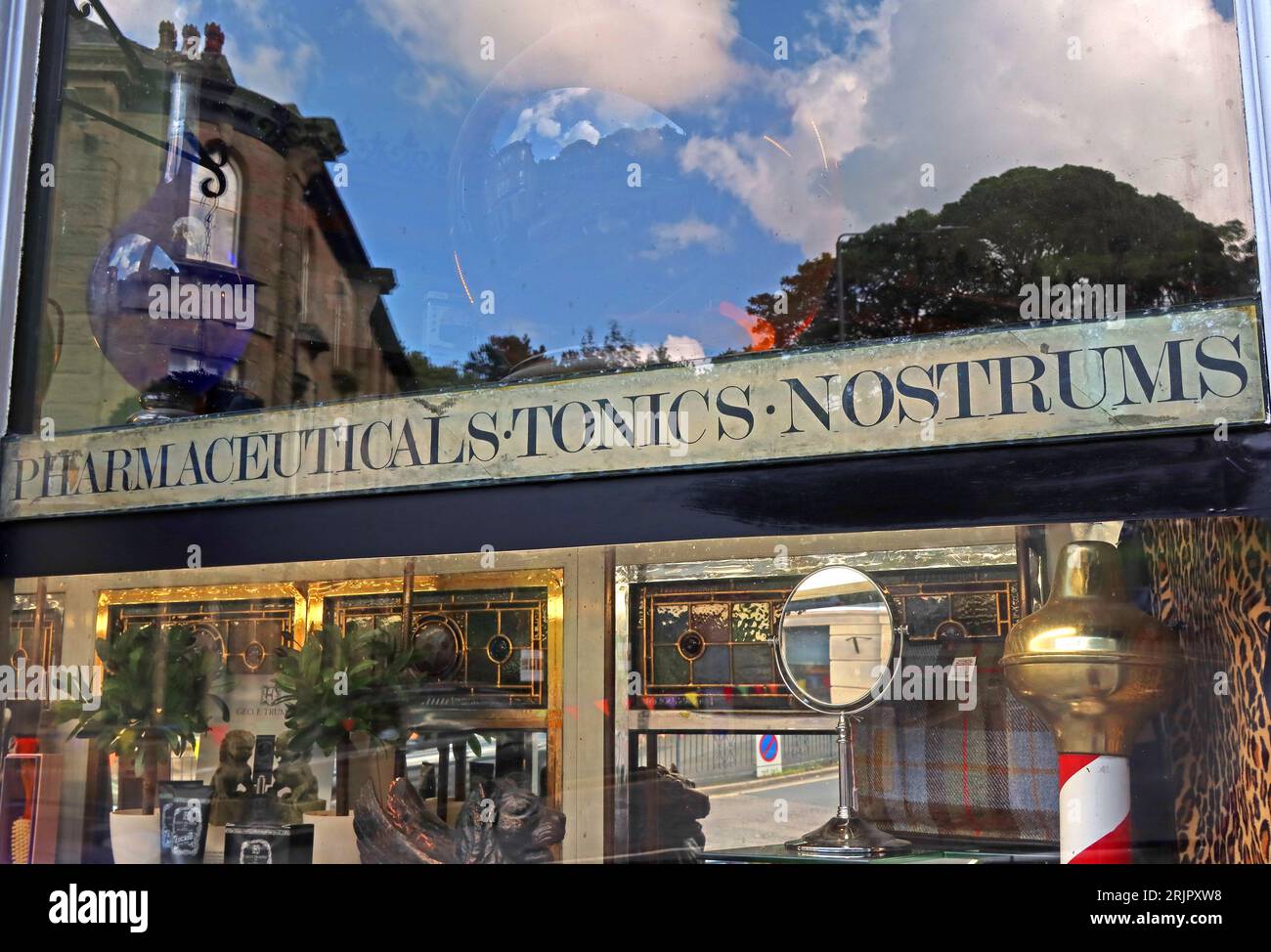 C R Clowes & Son Ltd, viktorianische Apotheke Exterieur, 4 Cavendish Circus, Buxton, High Peak, Derbyshire, ENGLAND, UK, SK17 6NG Stockfoto