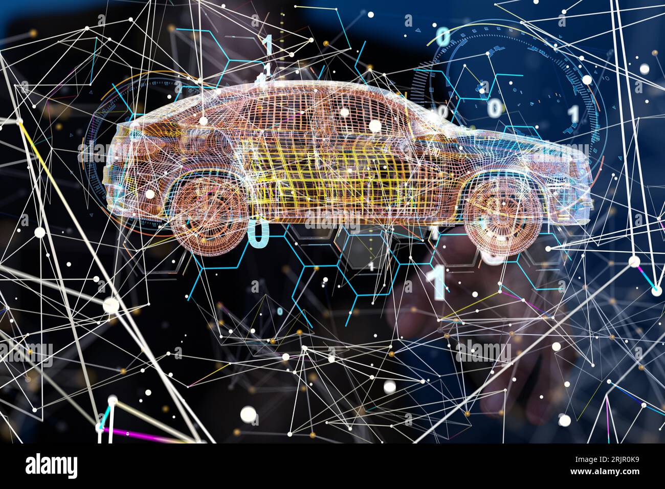 Eine Person, die durch ein Hologramm eines orangefarbenen und gelben Fahrzeugkonzepts navigiert Stockfoto