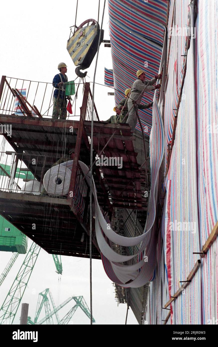 Bildnummer: 51268091 Datum: 15.11.2000 Copyright: imago/Xinhua Bauarbeiter arbeiten an der Staumauer des Three Gorges Dam in Yichang - PUBLICATIONxNOTxINxCHN, Personen , Objekte; 2000, Yichang, Bauarbeiten, Baustelle, Baustellen, Arbeiter, Dreischluchtendamm, Dreischluchtenstaudamm, Dreischluchten-Staudamm, Staumauern, Staudämme, Arbeitsbühne; , hoch, Kbdig, Gruppenbild, Baugewerbe, Wirtschaft, Froschperspektive, Perspektive, China, Arbeitswelten, Gesellschaft, , / drei Schluchten Damm; Aufnahmedatum geschätzt Stockfoto