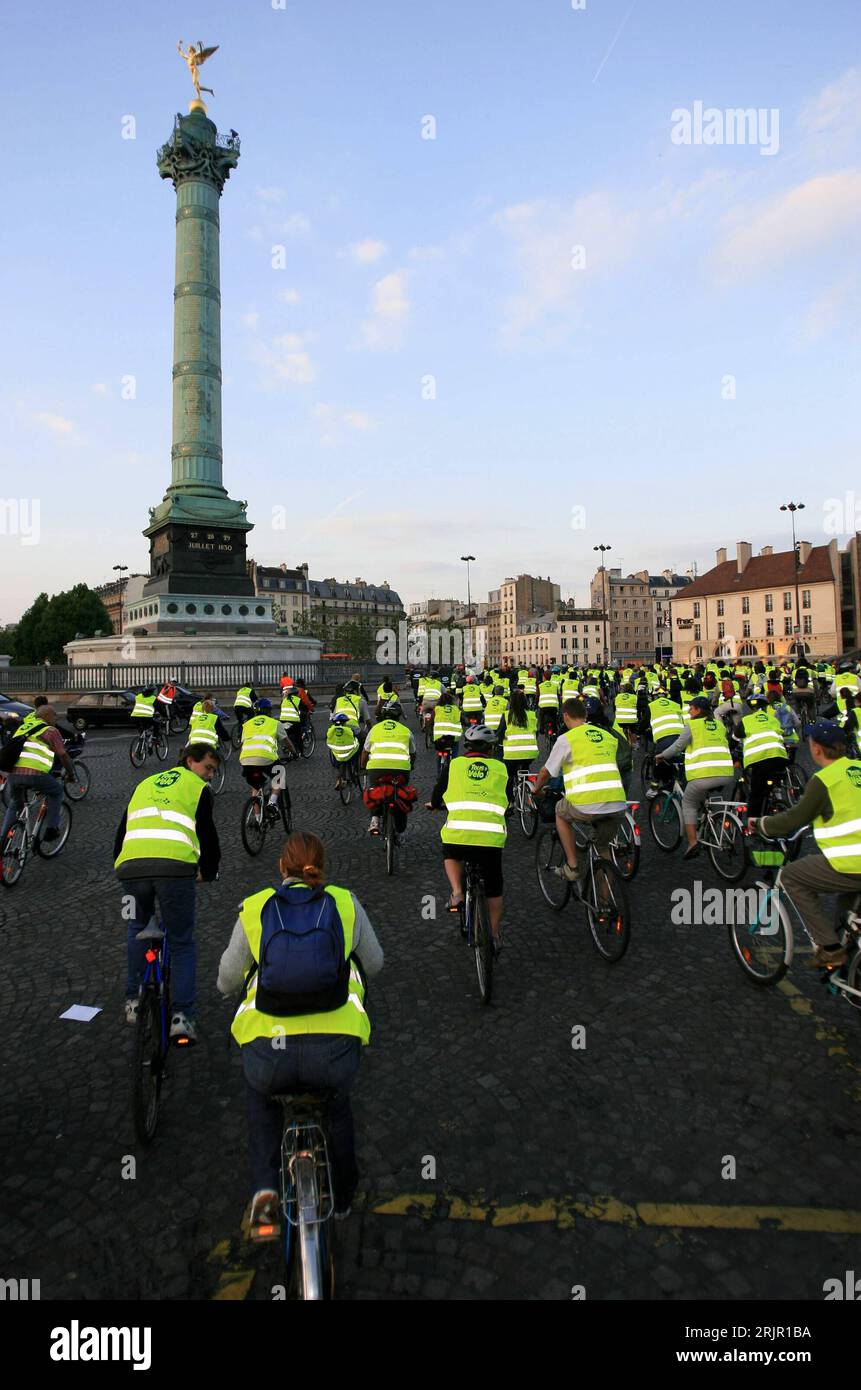 Bildnummer: 51270217 Datum: 03.06.2006 Copyright: imago/Xinhua Teilnehmer des 10. Fahrradfestivals sammeln sich auf dem Platz der Bastille - Paris PUBLICATIONxNOTxINxCHN, Personen , ; 2006, Paris, Radfahrer, Fahrrad, Fahrradfest, Fahrradfest, Festivals , Platz, Plätze, Place de la Bastille, , Demonstrationen , Radfahrer, Fahrradfahrer, Sehenswürdigkeiten, Julisäule, Colonne de Juillet; , hoch, Kbdig, totale, Frankreich, , alternativer, Verkehr / Gebäude, außen, Außenansicht, Colonne de Juillet, Julisäule, Säule, Tous a Velo, La Fete nationale du Velo Stockfoto