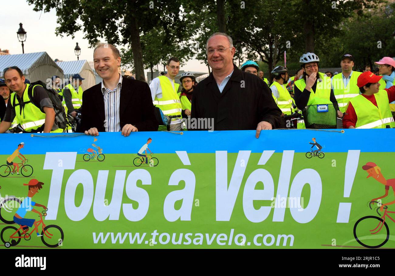 Bildnummer: 51270219 Datum: 03.06.2006 Copyright: imago/Xinhua Organisatoren des 10. Fahrradfestivals mit dem Transparent - Tous a Velo! (Alle pro Rad!) - Werben mit ihrem Festival für alternative Verkehrsmittel in Paris PUBLICATIONxNOTxINxCHN, Personen , Objekte; 2006, Paris, Fahrrad, Fahrradfest, Fahrradfest, Festivals , , Demonstrationen , Radfahrer, Fahrradfahrer, Organisator, Schriftzug, www.tousavelo.com, Transparent, Transparente, Plakat, Plakate; , quer, Kbdig, total, Frankreich, , alternativer, Verkehr / La Fete nationale du Velo Stockfoto