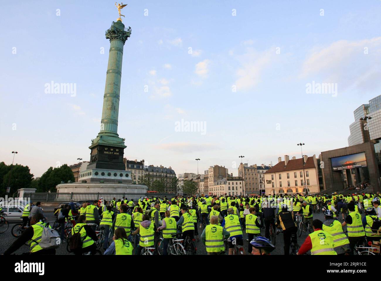 Bildnummer: 51270215 Datum: 03.06.2006 Copyright: imago/Xinhua Teilnehmer des 10. Fahrradfestivals auf dem Platz der Bastille - Paris PUBLICATIONxNOTxINxCHN, Personen; 2006, Paris, Radfahrer, Fahrrad, Fahrradfest, Fahrradfest, Festivals , Platz, Plätze, Place de la Bastille, , Demonstrationen , Radfahrer, Fahrradfahrer; , quer, Kbdig, total, Frankreich, , alternativer, Verkehr / Gebäude, außen, Außenansicht, Colonne de Juillet, Julisäule, Säule, Tous a Velo, La Fete nationale du Velo Stockfoto