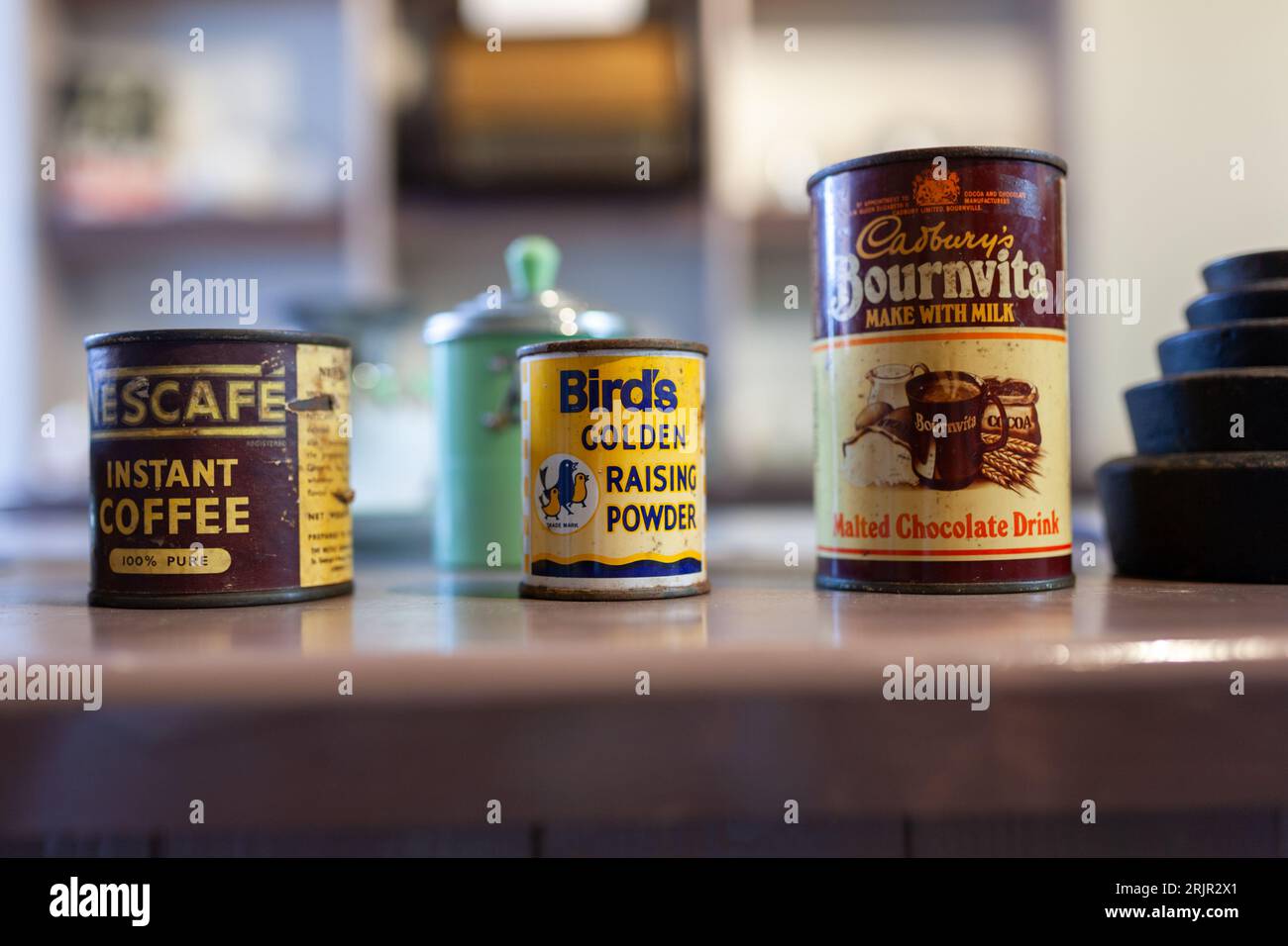 Drei alte Dosen Vögel, Nescafe und Bournvita Stockfoto