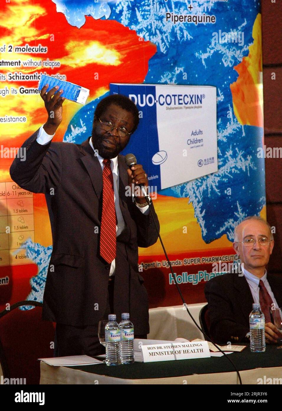 Bildnummer: 51287772 Datum: 14.06.2006 Copyright: imago/Xinhua Gesundheitsminister Stephen Malinga (li., UGA) und Claude Faurant (re., Helley-Cotec Pharmaceuticals) während einer Pressekonferenz zur Einführung des Anti-Malaria Derivats Duo-Cotecxin in in Kampala - PUBLICATIONxNOTxINxCHN, 2006, Kampala, Politiker, Personen Medikamente, Helley Cotec, Pressetermin, Pressekonferenz, Pharmaindustrie, Pharmazeutische,; , hoch, Kbdig, Gruppenbild, Industrie, Wirtschaft, Uganda, Randbild, People Stockfoto