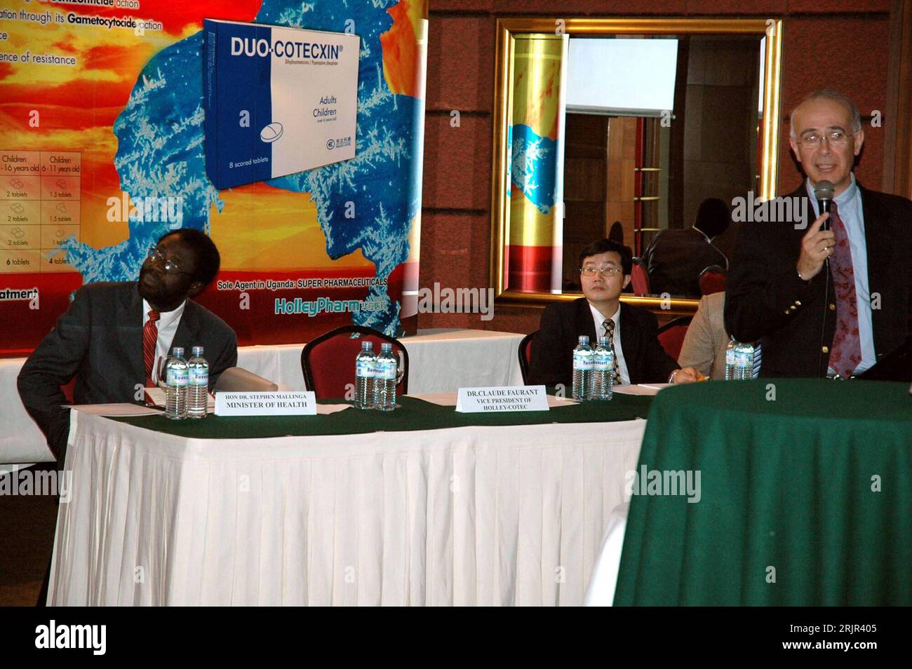 Bildnummer: 51287776 Datum: 14.06.2006 Copyright: imago/Xinhua Gesundheitsminister Stephen Malinga (li., UGA) und Claude Faurant (re., Helley-Cotec Pharmaceuticals) während einer Pressekonferenz zur Einführung des neuen Anti-Malaria Medikaments Duo-Cotecxin in Kampala - PUBLICATIONxNOTxINxCHN, 2006, Kampala, Politiker, Personen Medikamente, Helley Cotec, Pressetermin, Pressekonferenz, Pharmaindustrie, Pharmazeutische,; , quer, Kbdig, Gruppenbild, Industrie, Wirtschaft, Uganda, Randbild, People Stockfoto