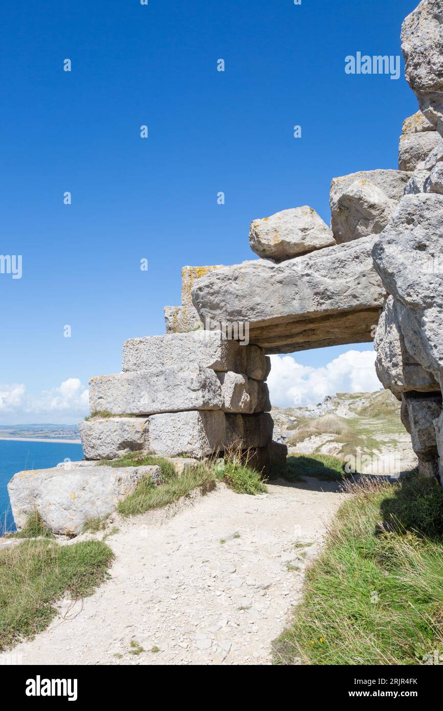 Torbogen aus rohem Stein, Pfad an der Südwestküste, Portland, Dorset, Großbritannien Stockfoto