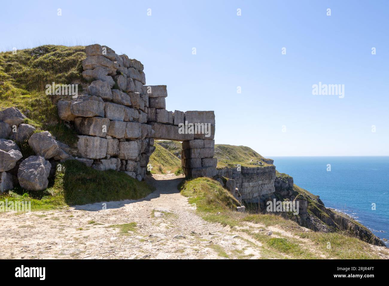 Torbogen aus rohem Stein, Pfad an der Südwestküste, Portland, Dorset, Großbritannien Stockfoto