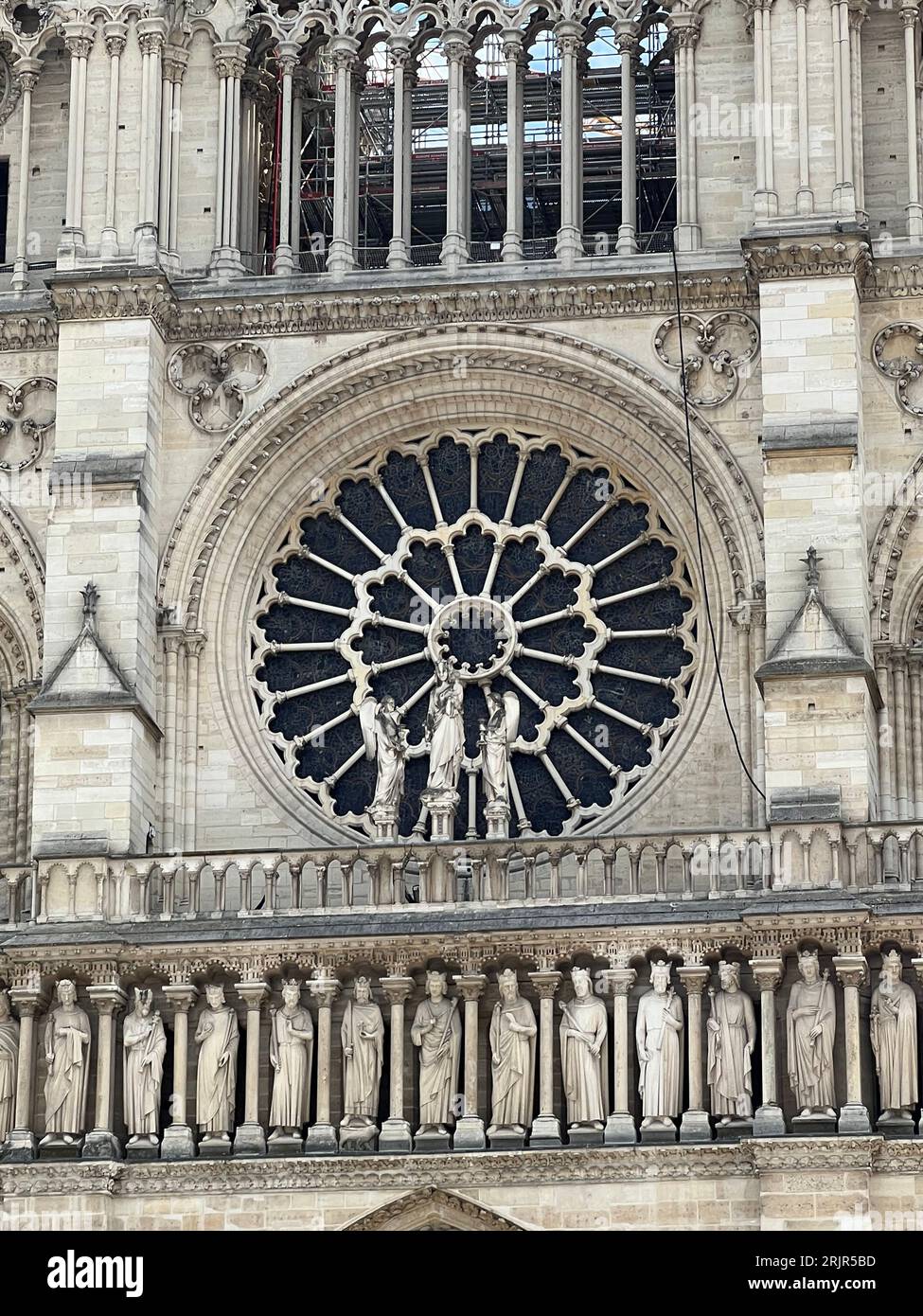 Das Rosenfenster an der Westfassade der Kathedrale Notre Dame. Paris, Frankreich. Stockfoto
