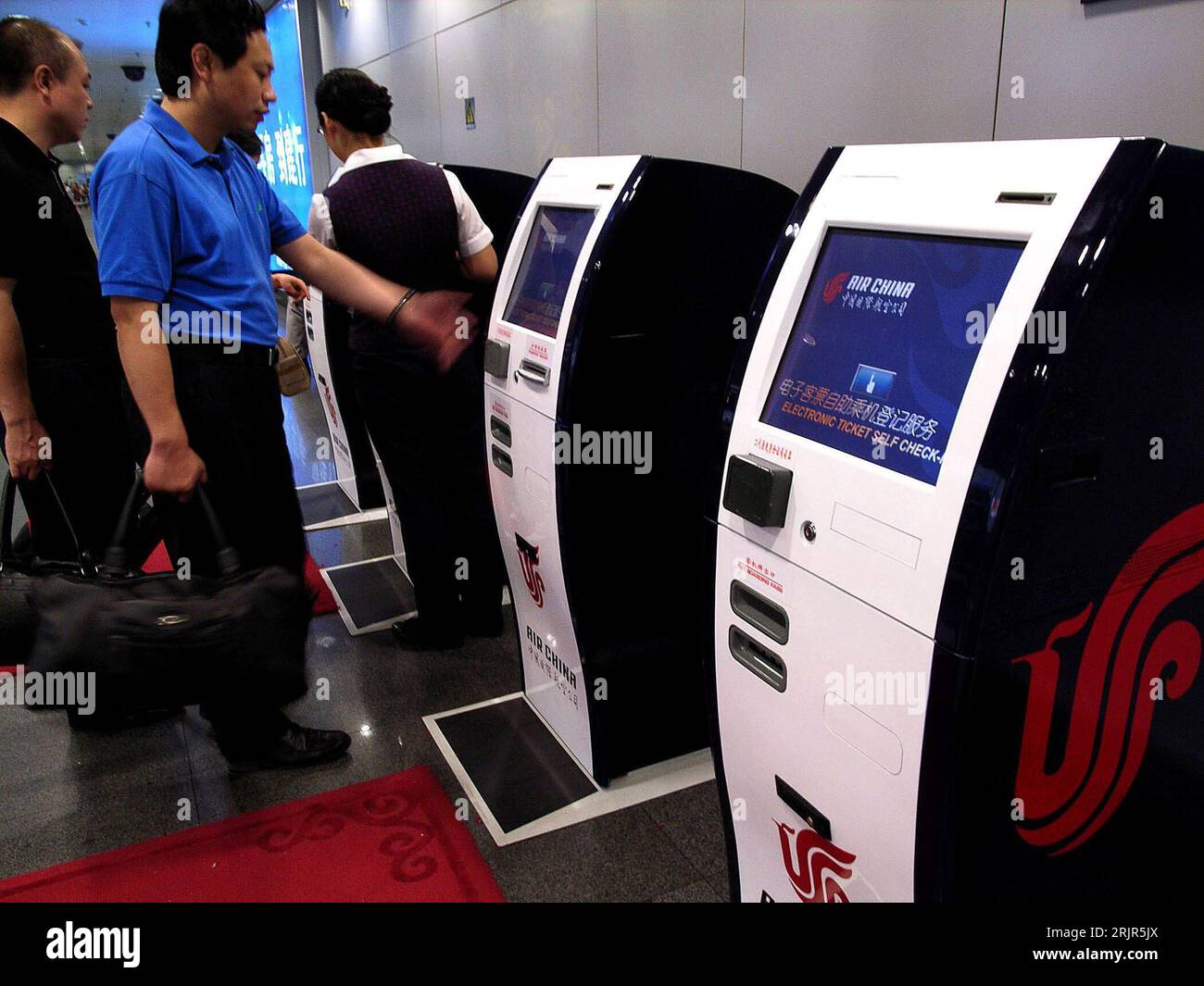 Bildnummer: 51299606 Datum: 04.06.2006 Copyright: imago/Xinhua Fluggäste am Electronic Ticket Self Check-in im Capital International Airport in Peking - PUBLICATIONxNOTxINxCHN, Personen , Objekte , Dynamik , Wischeffekt; 2006, Peking, Automat, Automat, Checkin, Abfertigung, Fluggesellschaft, Fluggesellschaften, Airline, Airlines, Air China, Fluglinie, Fluglinien, Mann, Männer, Fluggast, Reisender, Reisende, elektronisch, elektronisch, elektronische, elektronische; , quer, Kbdig, Gruppenbild, Transport, Logistik, Wirtschaft, China, , Stockfoto