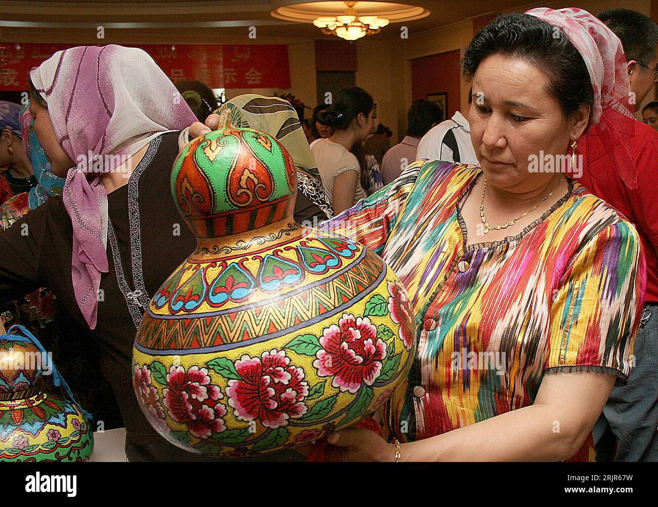 Bildnummer: 51308948 Datum: 20.06.2006 Copyright: imago/Xinhua Frau betrachtet eine kunstvoll bemalte Kalebasse auf einer Kunsthandwerks Messe in Hami - PUBLICATIONxNOTxINxCHN, Personen , Objekte; 2006, Hami, Xinjiang, Kürbis, Kürbisse, Kalebasse, Kalebassen, Flaschenkürbis, Flaschenkürbisse, bemalt, bemalter, bemalte, Tradition, Messen, Chinesin, Chinesen, Chinesisch, Frau, Frauen; , quer, Kbdig, Einzelbild, Close, Kunsthandwerk, Kunst, China, , Stockfoto