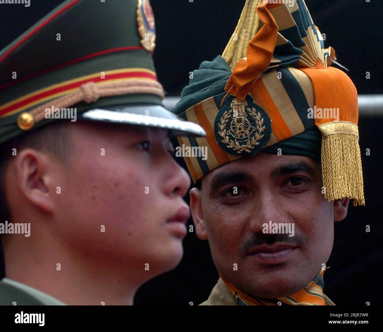 Bildnummer: 51323055 Datum: 06.07.2006 Copyright: imago/Xinhua Indischer Soldat (re.) Und Chinesischer Polizist (li.) Anlässlich der Wiedereröffnung des Grenzhandels zwischen Tibet und Indien am Nathula Pass - Yadong - PUBLICATIONxNOTxINxCHN, Personen; 2006, Nathu la Pass, Yadong, Tibet, Eröffnung, Grenzhandel, indisch, indischer, Soldat, Soldaten, Indische, Land, Leute, Einheimischer, Einheimischer, Mann, Männer, Inder, indische, Tibeter, Chinesische, Chinesische, Chinesische, chinesisch, chinesisch, chinesisch, Grenzsoldat, Grenzsoldaten, Grenzübergang, Grenzübergänge, tibetisch, tibetisch, Po Stockfoto