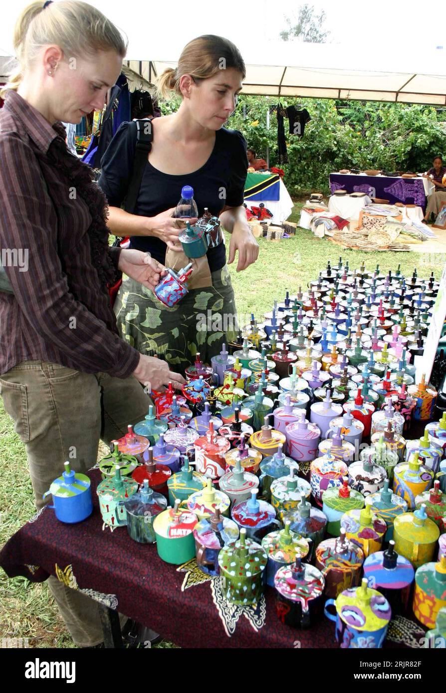 Bildnummer: 51326074 Datum: 03.06.2006 Copyright: imago/Xinhua Touristinnen an einem Stand mit bunten Kerosinlampen auf dem Markt von Morogoro - Tansania - PUBLICATIONxNOTxINxCHN, Personen , Objekte; 2006, Morogoro, Lampe, Lampen, Kerosin, Kerosinlampe, Angebot, Angebote, Bunt, bunte, farbenfroh, Tinga, Frau, Tourist, Touristen; , hoch, Kbdig, Gruppenbild, Malerei, Kunst, Einzelhandel, Wirtschaft, Tansania, , Stockfoto