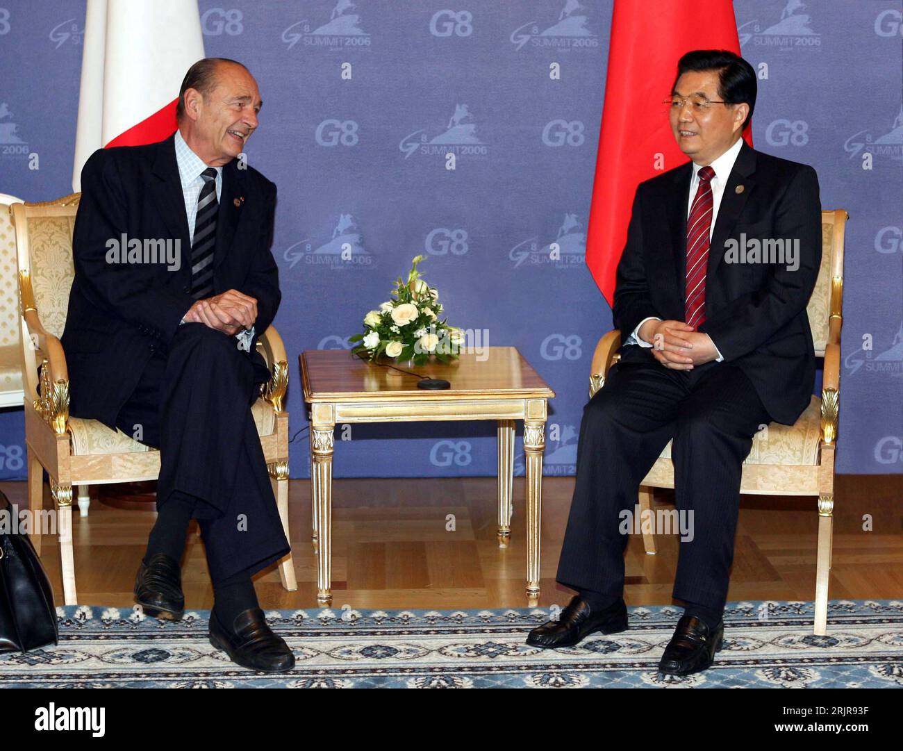 Bildnummer: 51338945 Datum: 17.07.2006 Copyright: imago/Xinhua Präsident Jacques Chirac (li., FRA) und Präsident Hu Jintao (CHN) anlässlich des G8-Gipfeltreffens in St. Petersburg - PUBLICATIONxNOTxINxCHN, Personen , optimistisch; 2006, Sankt Petersburg, Pressetermin , G8, Gipfeltreffen, Staatspräsident; , quer, Kbdig, Gruppenbild, Internationale Politik, Politik, Russland, Randbild, Leute, G 8 Stockfoto