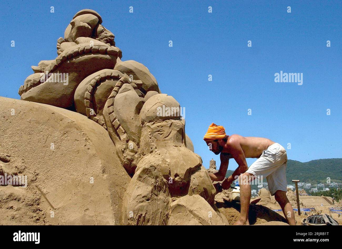 Bildnummer: 51360561 Datum: 15.07.2006 Copyright: imago/Xinhua Künstler Oscar Rodriques (ESP) arbeitet an seiner Sandskulptur am Strand von Zhoushan während des - 8. Internationale China Zhoushan Sandskulptur Festivals - PUBLICATIONxNOTxINxCHN, Personen , Objekte; 2006, Zhoushan, Sandskulpturen, Skulpturen, Skulpturen, Statue, Statue, Sandstatue, Sandstatuen, Sandschnitzerei, Figur, Figuren, Festivals, Sandskulpturfestival, Sandskulpturenfestival, Arabische Nächte, Tausendundeine Nacht, 1001; , quer, Kbdig, Einzelbild, Bildhauerei, Kunst, China, Aktion, People Stockfoto