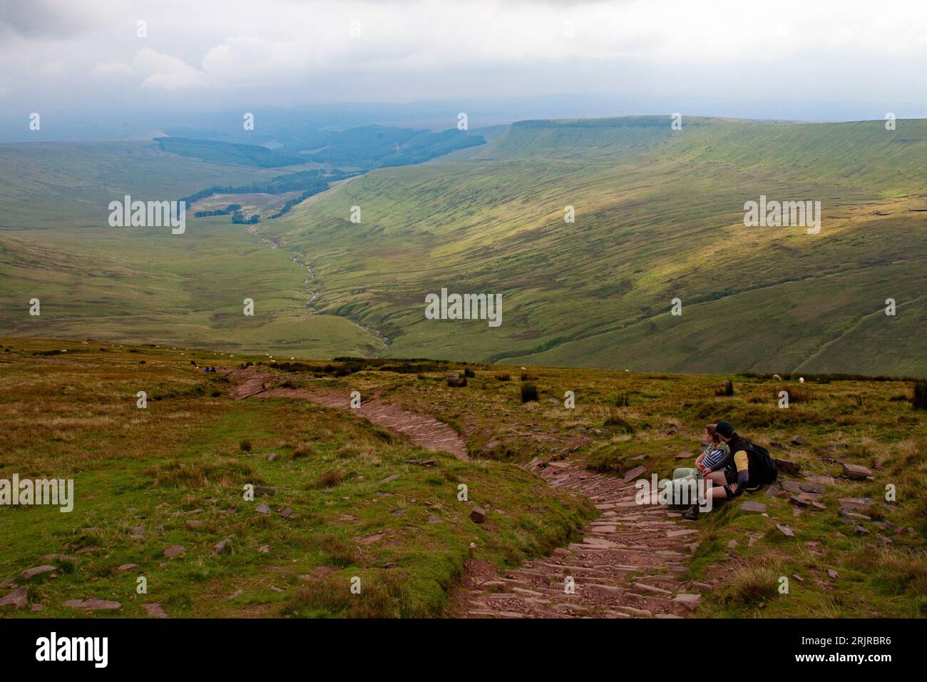 Im Bannau Brycheiniog (Brecon Beacons) Nationalpark, Wales, können sich die Menschen beim Wandern ausruhen Stockfoto