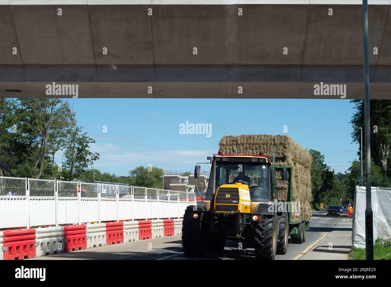 Harefield, Großbritannien. August 2023. Die Moorhall Road in Harefield, der Londoner Stadtteil Hillingdon, wurde nach drei Wochen im August wieder für den Verkehr geöffnet, während HS2 Kräne einbrachte, um elf riesige Segmente (abgebildet) für den Colne Valley Viaduct auf der anderen Straßenseite zu heben. Nach seiner Fertigstellung wird das Colne Valley Viaduct die längste Eisenbahnbrücke Großbritanniens sein. Die Infrastruktur- und Projektbehörde (Infrastructure and Projects Authority) hat das HS2-milliardenschwere Projekt zwischen London und Birmingham auf die Gefahrliste gesetzt und nennt es „unerreichbar“. HS2 Euston terminus pr Stockfoto