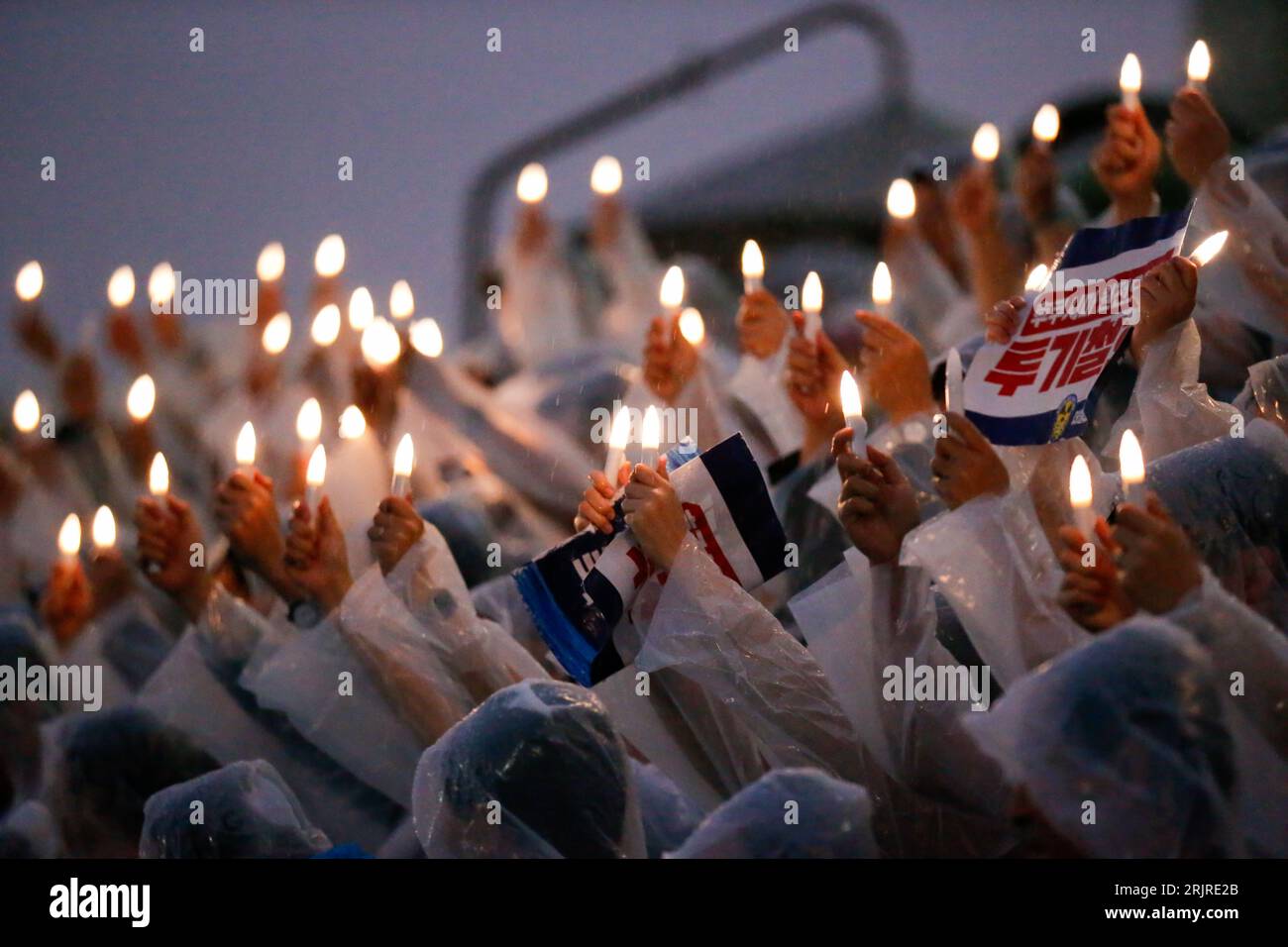 Seoul, Südkorea. August 2023. Die Menschen nehmen an einer Kundgebung Teil, die von Südkoreas wichtigster oppositioneller Demokratischer Partei abgehalten wurde, um Japans Entscheidung, mit der Freisetzung von nuklear kontaminiertem Abwasser in Seoul, Südkorea, zu beginnen, am 23. August 2023 zu widersprechen. Quelle: Wang Yiliang/Xinhua/Alamy Live News Stockfoto