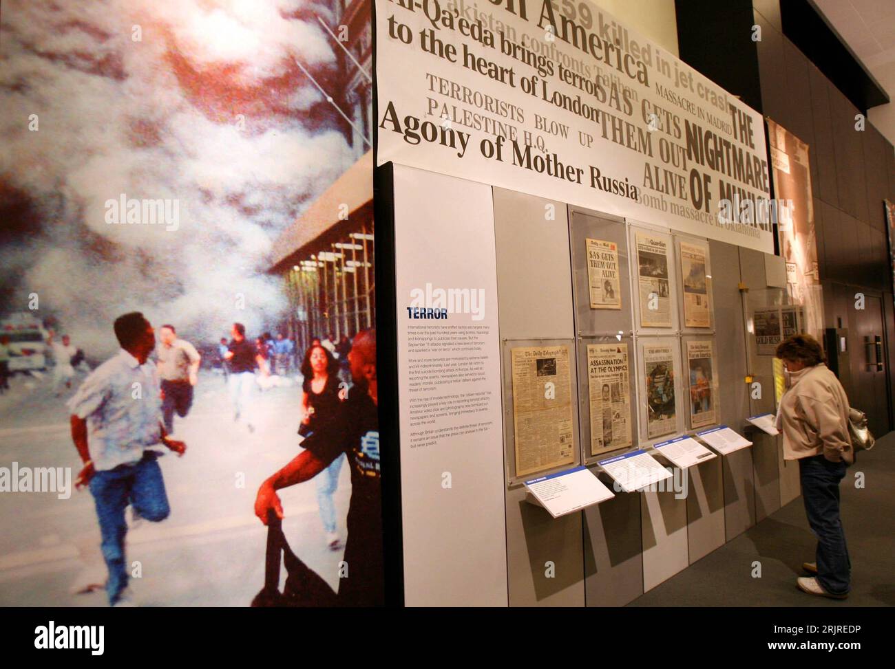 Bildnummer: 51386222 Datum: 16.08.2006 Copyright: imago/Xinhua Besucherin der Ausstellung - 100 Jahre britische Zeitungen 1906 - 2006 - betrachtet Titelseiten zum Thema Terrorismus und 11. September in London - PUBLICATIONxNOTxINxCHN, Personen , Objekte; 2006, London, Ausstellungen, 100 Jahre britische Zeitung, Titelseite, Zeitungstitel, Besucher, Frau, Frauen, britisch, britisch, Zeitung, Fotos, Foto; , quer, Kbdig, total, England, , Stockfoto