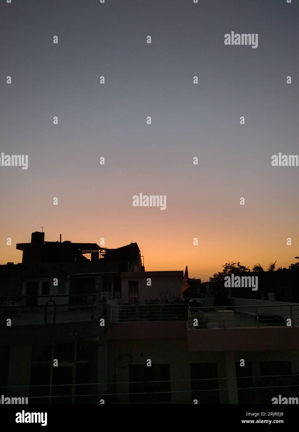 Ein malerischer Blick auf die Skyline der Stadt bei Sonnenuntergang mit Silhouetten von Gebäuden Stockfoto