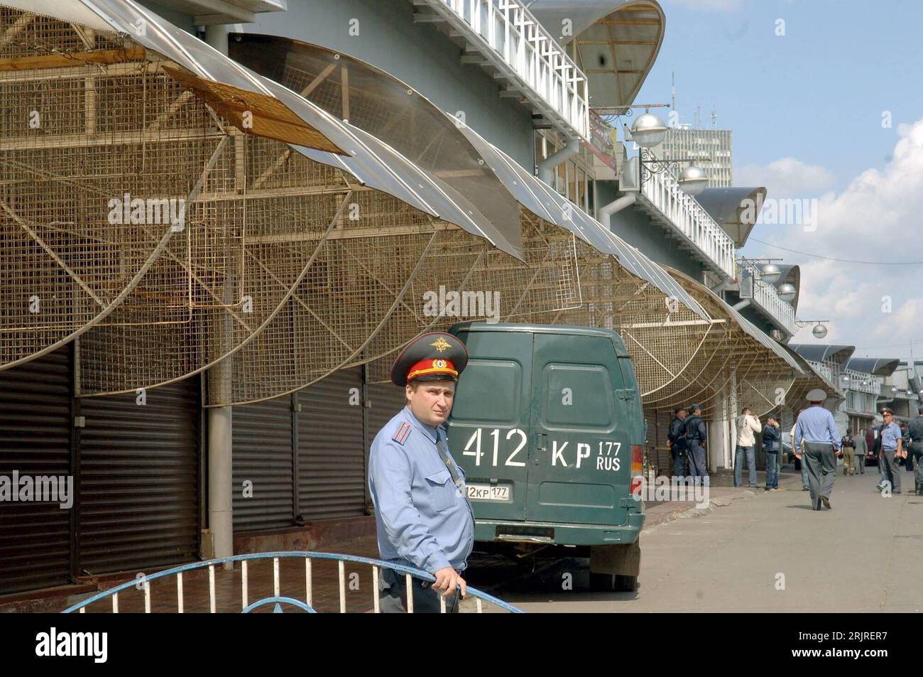 Bildnummer: 51393249 Datum: 21.08.2006 Copyright: imago/Xinhua Polizist auf dem Tscherkisowski-Markt nachdem dieser von einer Explosion erschüttert wurde - PUBLICATIONxNOTxINxCHN, Gebäude, außen, Außenansicht , Personen; 2006, Moskau, Polizist, Polizisten, Polizeieinsatz, Polizeieinsätze, Tscherkisowsky, Polizeibeamter, Polizeibeamte; , quer, Kbdig, total, Russland, , Polizei, Staat, Stockfoto