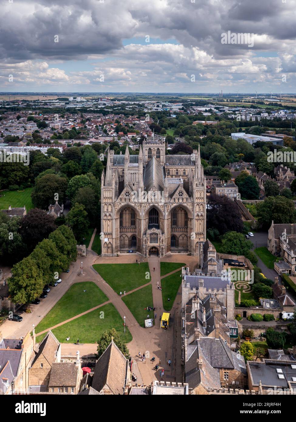 PETERBOROUGH CATHEDRAL, GROSSBRITANNIEN - 15. AUGUST 2023. Ein Blick aus der Vogelperspektive auf die antike Architektur der Peterborough Cathedral und das umgebende Gelände i Stockfoto