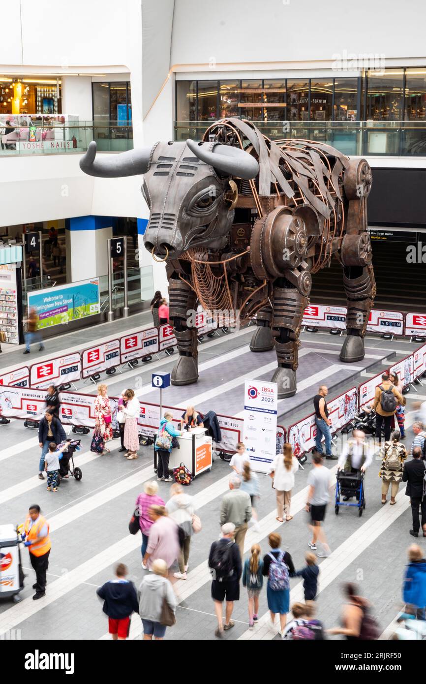 BIRMINGHAM NEW STREET STATION, GROSSBRITANNIEN - 23. AUGUST 2023. Ozzy, der mechanische Bulle, der als Maskottchen für die Commonwealth Games verwendet wurde, steht jetzt in der Halle Stockfoto