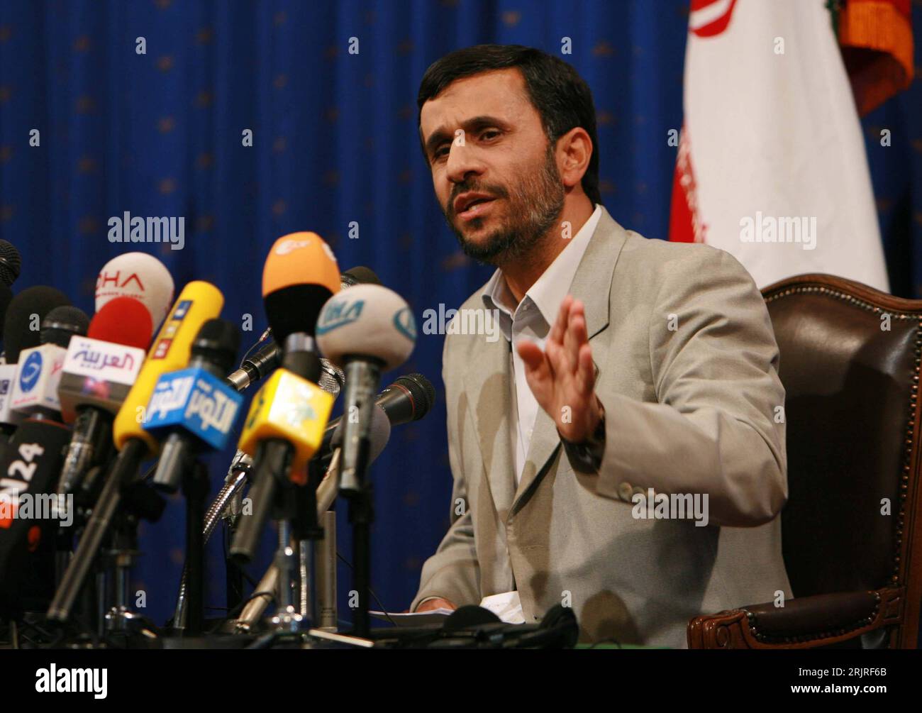 Bildnummer: 51405446 Datum: 29.08.2006 Copyright: imago/Xinhua Präsident Mahmoud Ahmadinedschad (IRI) während einer Pressekonferenz in Teheran - PUBLICATIONxNOTxINxCHN, Personen; 2006, Teheran, Politiker, Politik, Gestik, richtungsweisend, Mikrofon, Mikrofon, , Pressekonferenz , Pressetermin, Ahmadinedschad, Ahmadinezhad, Ahmadi, Neschad, Nedschad, Staatspräsident; , quer, Kbdig, Einzelbild, Close, Iran, Randbild, Leute Stockfoto